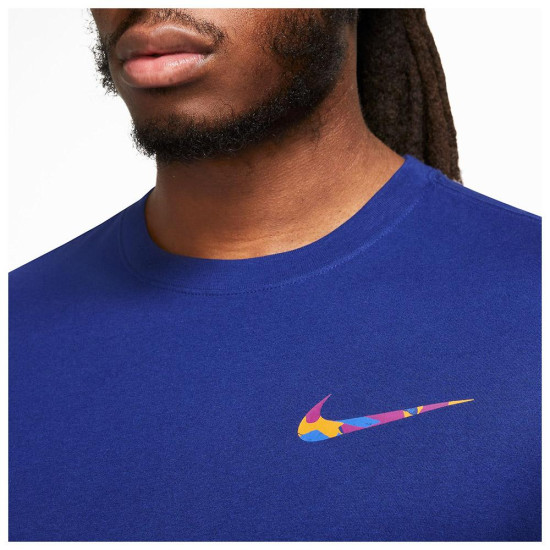 Nike Ανδρική κοντομάνικη μπλούζα Club+ HDY Print Swoosh Tee Nike Ανδρική κοντομάνικη μπλούζα Club+ HDY Print Swoosh Tee